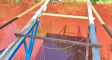 Mudurnu Çayı'nın rengi kırmızıya döndü