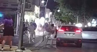 Muğla- Bodrum'da sürücülerin yol verme kavgası kamerada Video eklendi