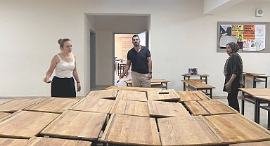 Öğretmenler okulu boyayıp, sıraları yeniliyor