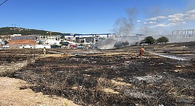 Ot yangınında alevler geri dönüşüm tesisinin bahçesindeki malzemelere sıçradı