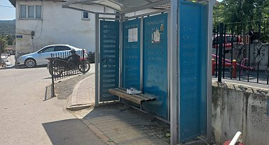 Otobüs durağına çarpan motosikletin sürücüsü yaralandı