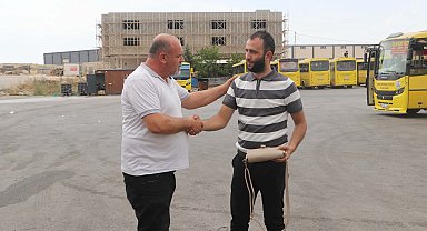 Otobüs şoförü, aracında unutulan içinde para ve altın olan çantayı sahibine ulaştırdı