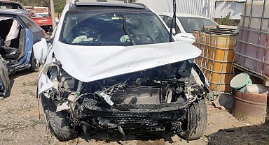 Otomobil, araca ve duvara çarparak takla attı; sürücü ağır yaralı