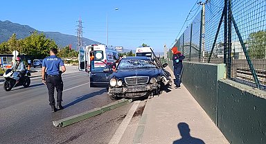 Otomobil duvara çarptı: 1'i ağır 2 yaralı