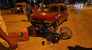 Otomobil ile motosikletin çarpıştığı kaza kamerada: 1 yaralı