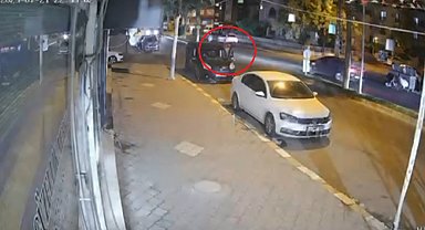 Otomobil, park halindeki 2 araç ile inen sürücüye çarptı