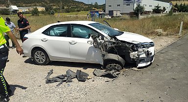 Otomobil, radar uygulaması yapan araca çarptı: 1'i polis 2 yaralı