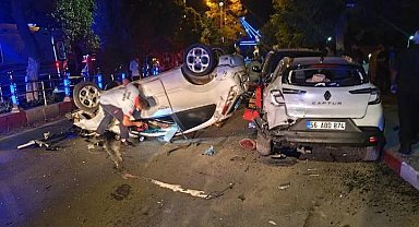 Otomobil refüje, ardından da park halindeki araca çarptı: 2'si ağır, 5 yaralı