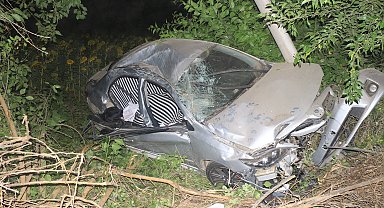 Otomobil, yoldan çıkıp tarlaya düştü; 1'i bebek 6 yaralı