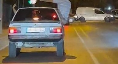 Otomobilden sarkıp dans etti, sürücü de cep telefonuyla kaydetti