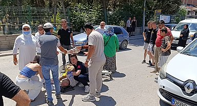 Otomobilin çarptığı bisikletliyi örtü tutarak güneşten korudular