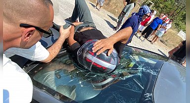 Otomobilin çarptığı motosikletin sürücüsü, düştüğü aracın üzerinde ambulans bekledi