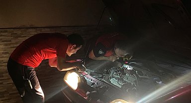 Otomobilin motoruna sıkışan yavru kedi kurtarıldı