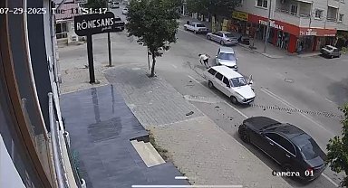 Otomobillerin çarpıştığı kazada açılan kapıdan düşen sürücü yaralandı