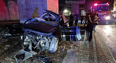 Otoyol bağlantı köprüsünün ayağına çarpan otomobilin sürücüsü öldü