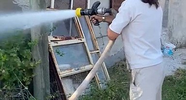 Oyuncu Kenan Çoban, Çanakkale'de çıkan yangına müdahale etti