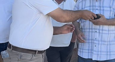 Özel halk otobüsü şoförü, araçta düşürülen cüzdanı sahibine ulaştırdı