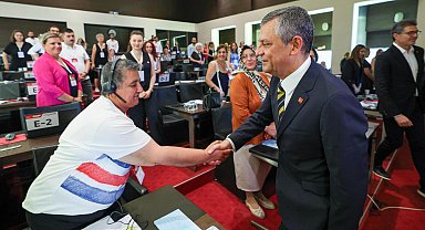 Özgür Özel, çağrı merkezi gönüllülerini ziyaret etti