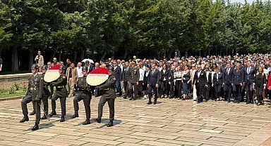 Özgür Özel'den Lozan Antlaşması'nın 102'nci yıl dönümünde Anıtkabir'e ziyaret