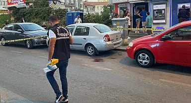 Para çekmek için gittiği ATM önünde, husumetlisinin satırlı saldırısında yaralandı