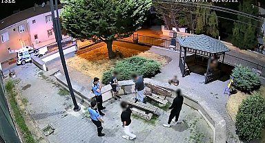 Parkta yere attıkları çekirdek kabuklarını zabıta gözetiminde topladılar