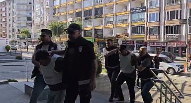 Pazarda 1 kişinin öldüğü kavganın 2 şüphelisi, çelik yelek giydirilerek adliyeye sevk edildi