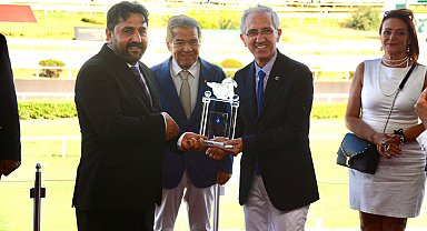 Pertevniyal Koşusu'nu Ömürünoğlu isimli at, jokeyi Gökhan Kocakaya ile kazandı