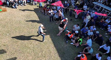 Rakibini karıştırıp seyirciyle güreşti