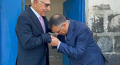 Rektör, yıllar sonra ilkokul öğretmeni ile eğitim gördüğü okulda buluştu