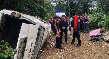 Rize'de minibüs, yamaçtan yuvarlandı; 2 ölü, 3 yaralı