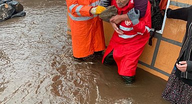 Sağanak yağmurun yıktığı evde mahsur kalan kadın kurtarıldı