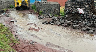 Sağanak yağmurun yıktığı evde mahsur kalan kadın kurtarıldı