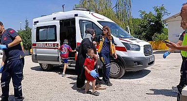 Sağlıkçılar, yaralı çocukları muayene eldiveninden yaptıkları balonla sakinleştirdi