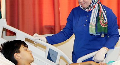 Şaka yaparken arkadaşını kolonya ile yaktı