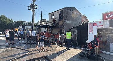 Sakarya'da market deposunda çıkan yangın, otluk ve ağaçlık alana sıçradı