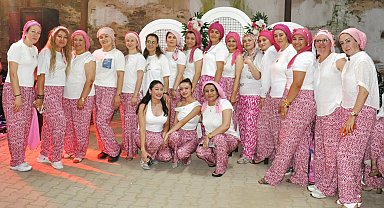 Şalvarını giyen kadınlar, tarihi mahallede eğlenceye koştu