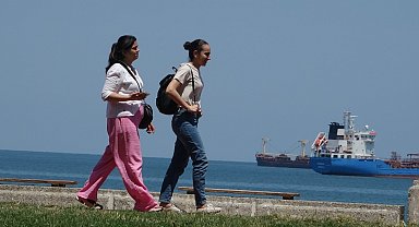 Samsun'da sıcaktan bunalanlar gölgelerde serinledi