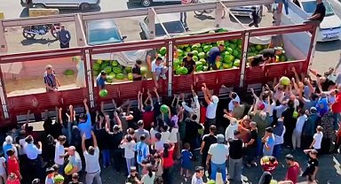 Şanlıurfa'da 27 ton karpuz ücretsiz dağıtıldı