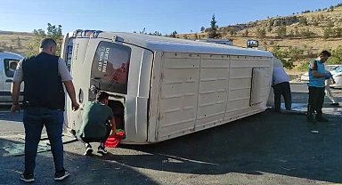 Şanlıurfa'da otomobil ile servis minibüsü çarpıştı: 13 yaralı