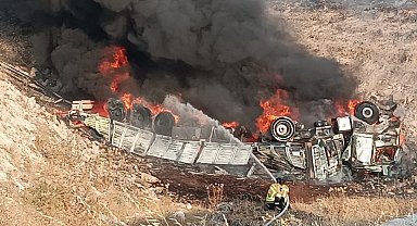 Şanlıurfa'da şarampole devrilen TIR alev aldı
