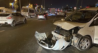 Servis minibüsü, sağ şeritte duran araca çarptı: 2 yaralı