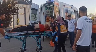 Seyir halindeki minibüsten düşüp, ağır yaralandı