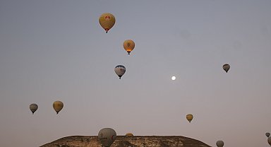 Sıcak hava balonları, Türk bayrağı ve şehit Ömer Halisdemir posteri ile havalandı