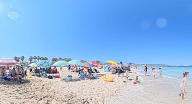 Sıcak hava bunaltı; Çeşme'de plajlar doldu