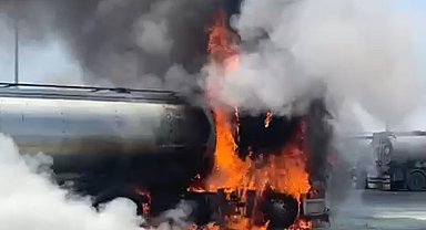 Şırnak'ta akaryakıt yüklü tanker, alev alev yandı