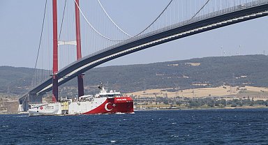 Sismik araştırma gemisi Oruç Reis, Çanakkale Boğazı'ndan geçti