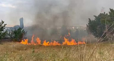 Sivas'ta ot yangınında alevler evlerin eklentilerine sıçradı