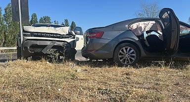 Sivas'ta otomobiller çarpıştı: 1'i çocuk, 5 yaralı