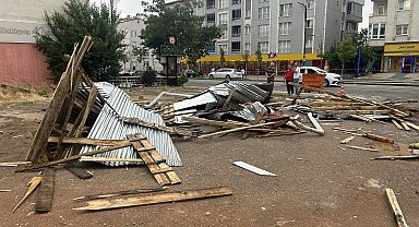 Sivas'ta sağanak ve kuvvetli rüzgar; çatı uçtu, araçlar zarar gördü