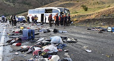 Sivas'ta yolcu otobüsü devrildi: 3 ölü, 24 yaralı